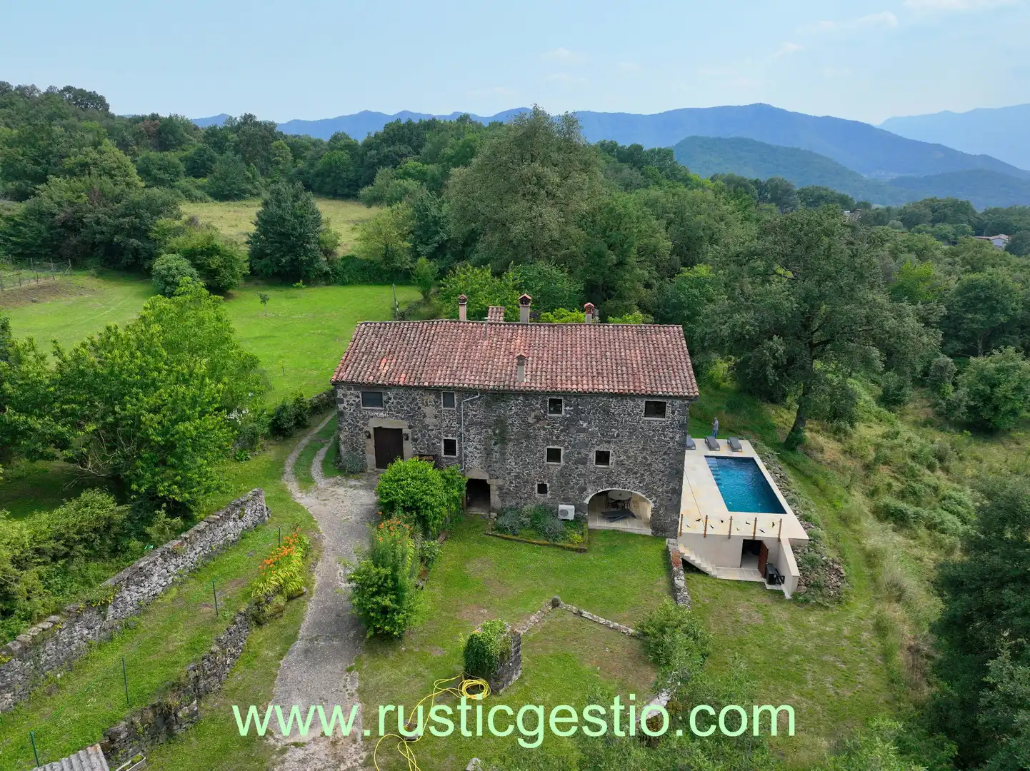 Vista exterior de Finca rústica en venta en Olot con Aire acondicionado, Jardín privado y Parquet
