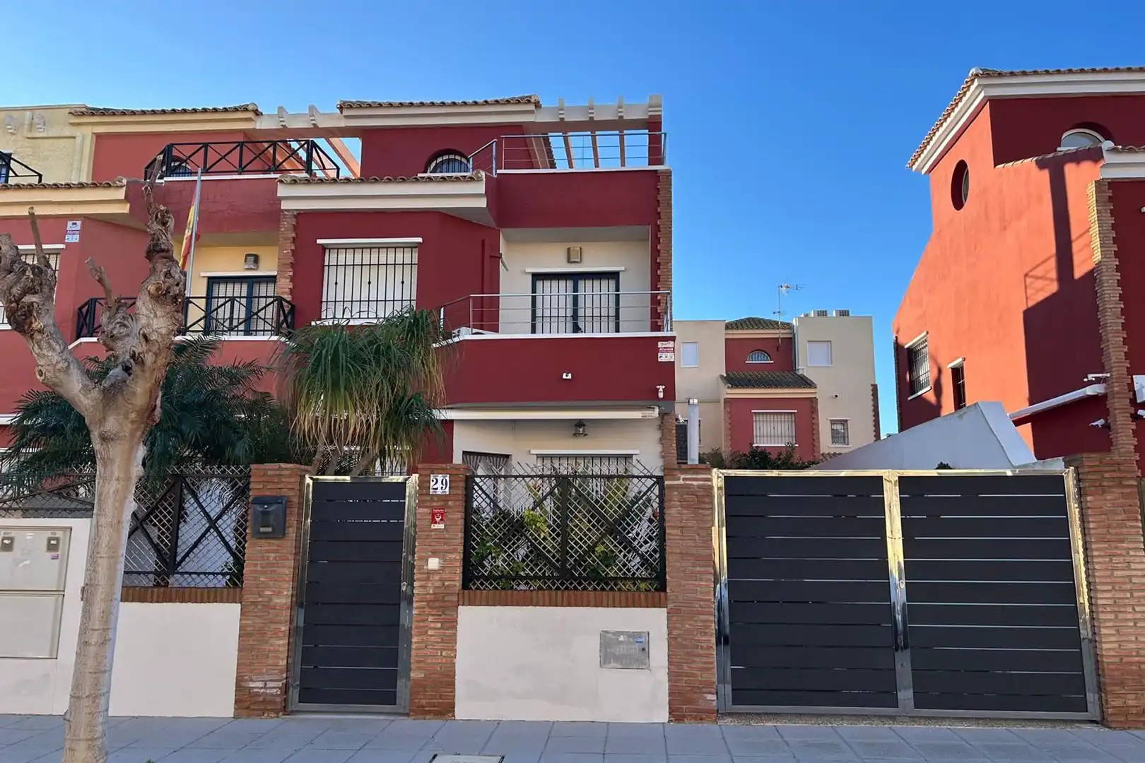 Vista exterior de Casa adosada en venda en Pilar de la Horadada amb Balcó
