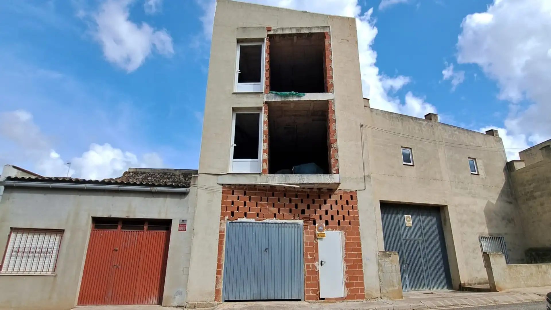 Vista exterior de Edifici en venda en Llaurí