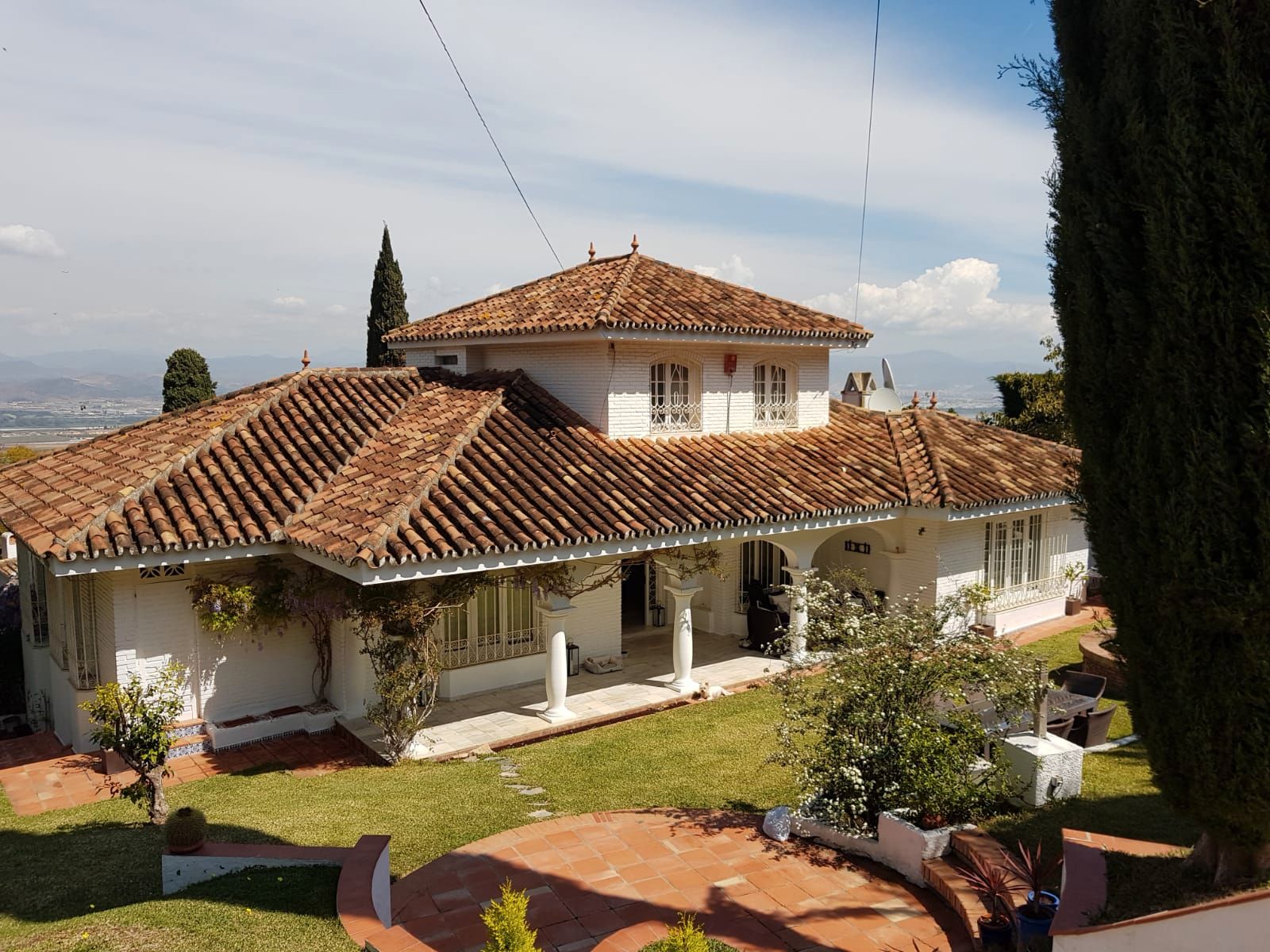 Vista exterior de Casa o xalet en venda en Alhaurín de la Torre amb Aire condicionat, Jardí privat i Terrassa
