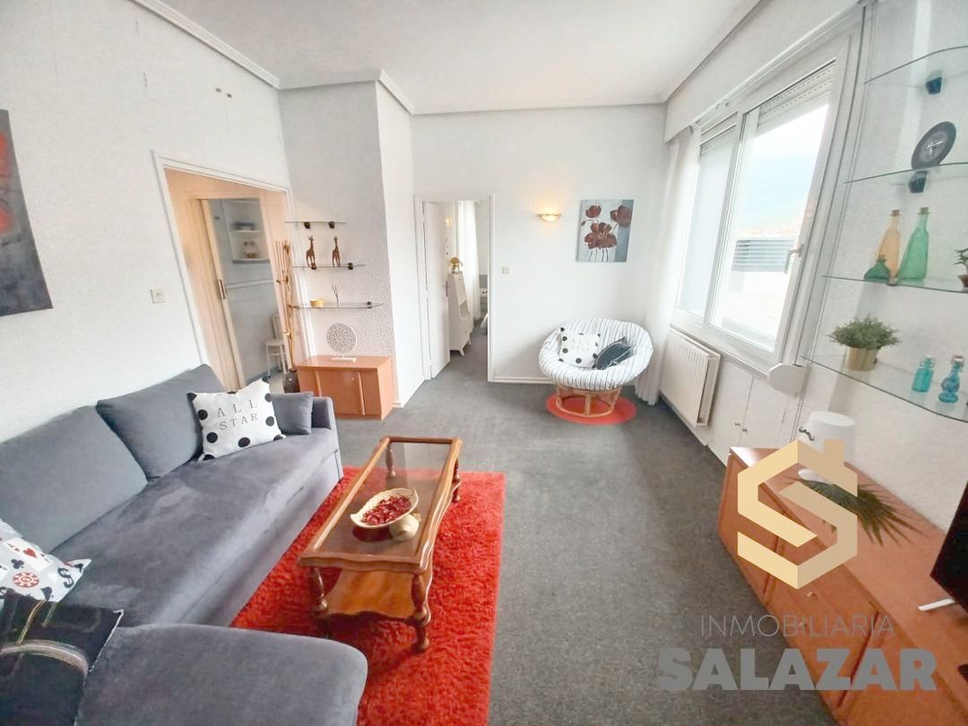Sala d'estar de Àtic de lloguer en Bilbao  amb Calefacció