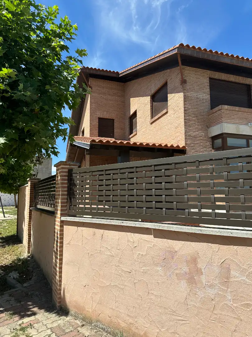 Vista exterior de Casa adosada en venda en Traspinedo amb Calefacció i Terrassa