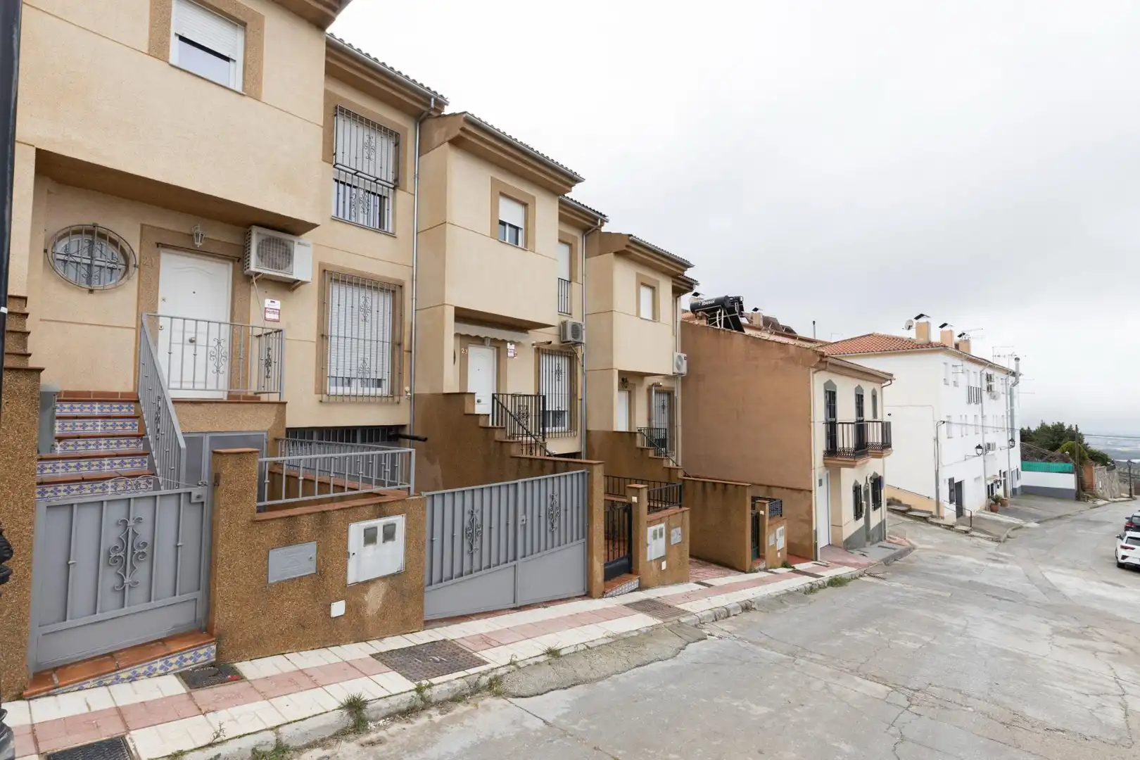 Vista exterior de Casa adosada en venta en Güevéjar con Calefacción, Amueblado y Balcón