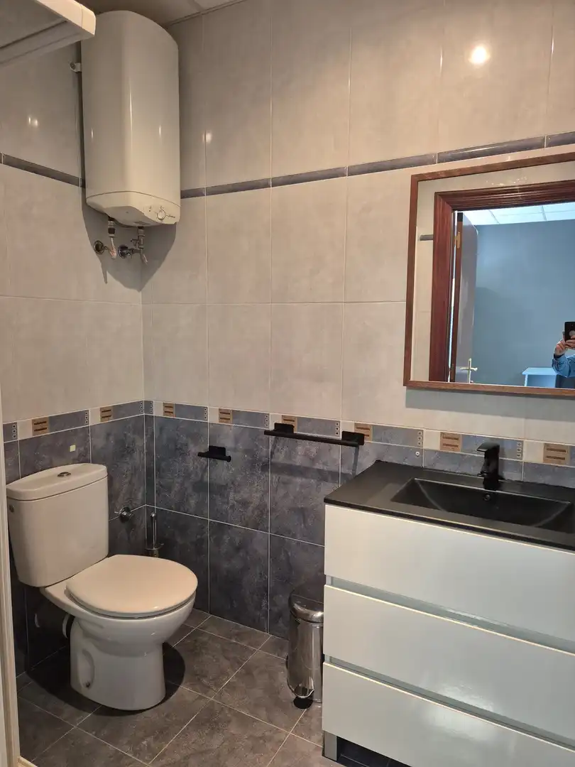 Badezimmer von Büro zur Miete in Loiu mit Klimaanlage und Terrasse