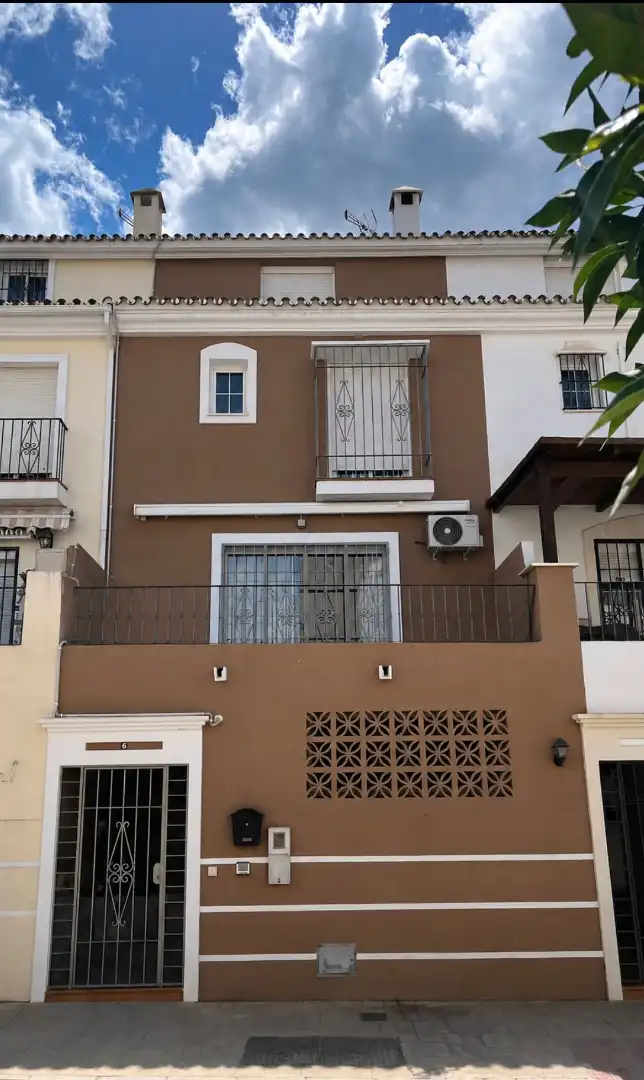 Vista exterior de Casa adosada en venta en Coín con Aire acondicionado, Parquet y Terraza