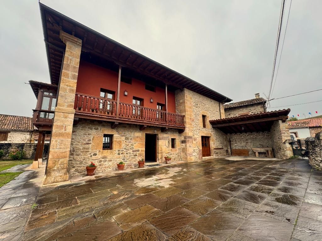 Vista exterior de Casa o xalet en venda en Molledo amb Calefacció, Jardí privat i Terrassa