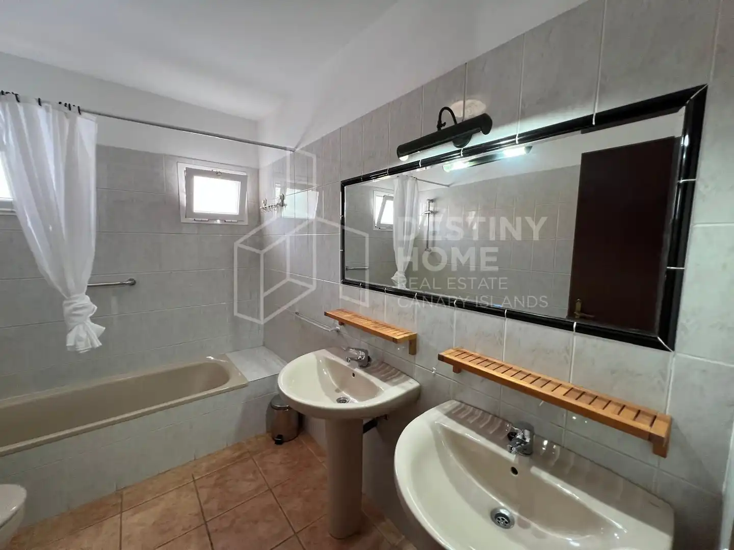 Bany de Casa o xalet en venda en La Oliva amb Jardí privat, Terrassa i Traster