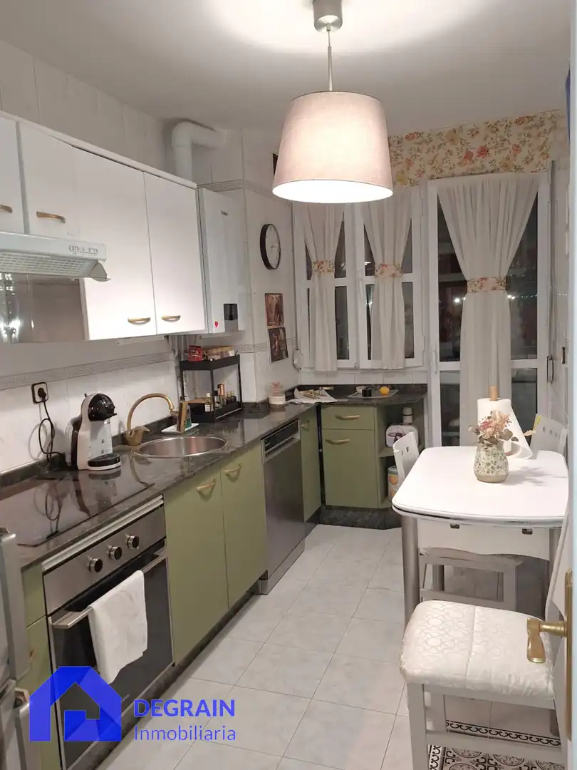 Cocina de Ático en venta en Oviedo  con Calefacción, Parquet y Trastero