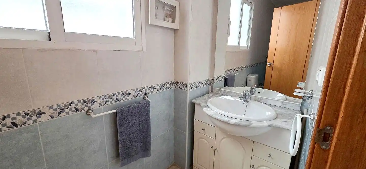 Baño de Piso en venta en Almoradí con Balcón y Piscina comunitaria