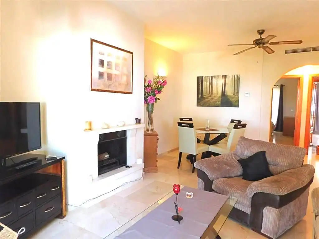 Appartement compact avec terrasse à vendre à Urbanización Los Pinos de Aloha 1, imagen 3
