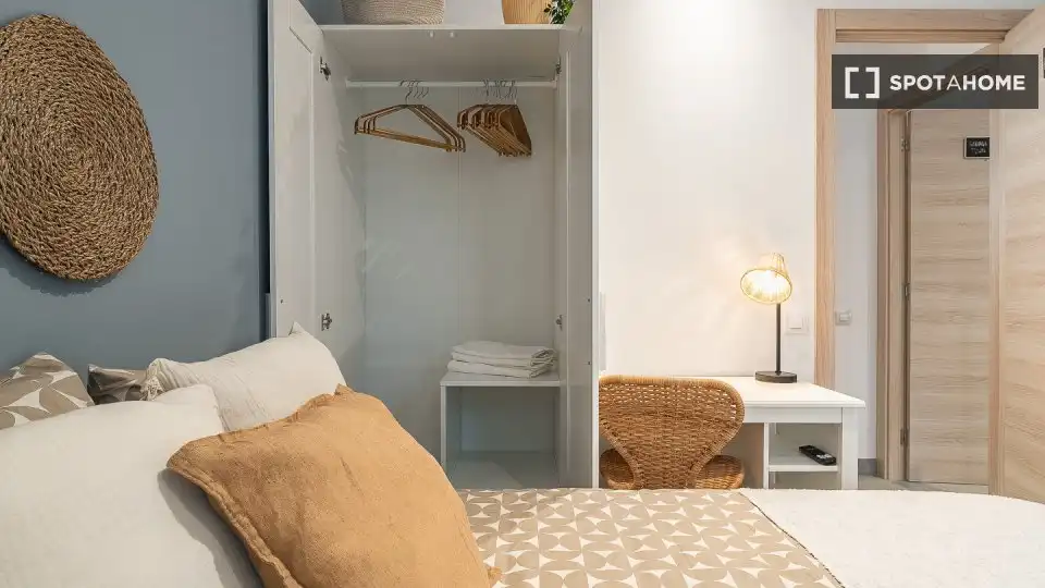 Bedroom of Flat for share in Barcelona  with Air Conditioner, Heating and Furnished