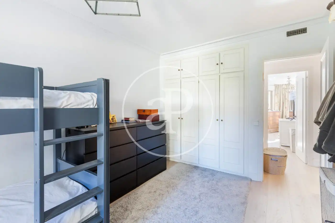 Habitación de Casa adosada en venta en La Moraleja con Aire acondicionado, Calefacción y Jardín privado
