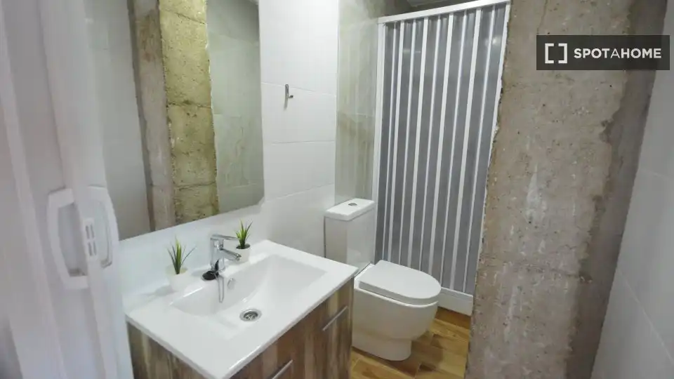 Bathroom of Flat for rent in Valencia  with Air Conditioner, Heating and Furnished