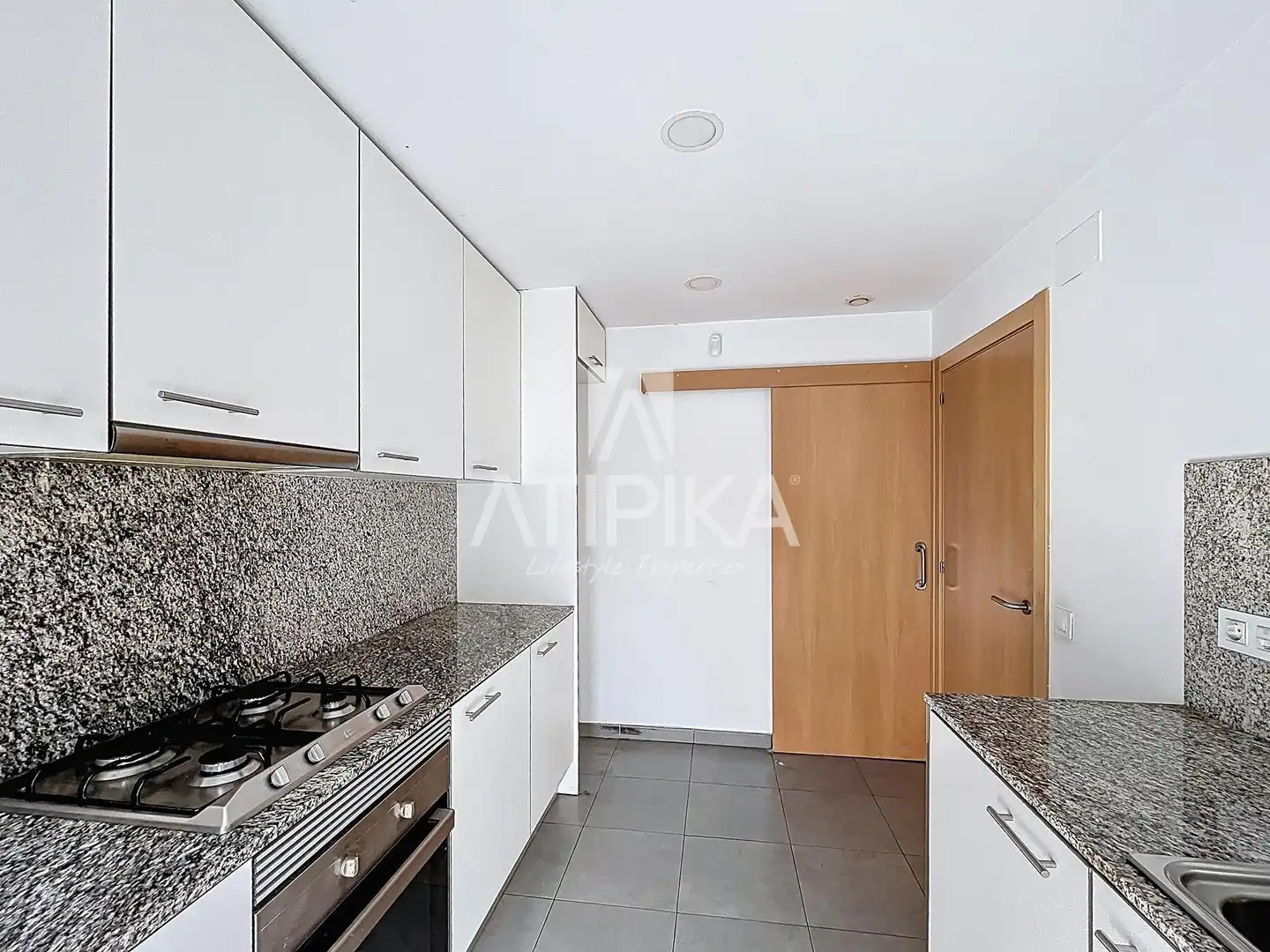 Kitchen of Flat for sale in L'Hospitalet de Llobregat  with Heating, Parquet flooring and Terrace