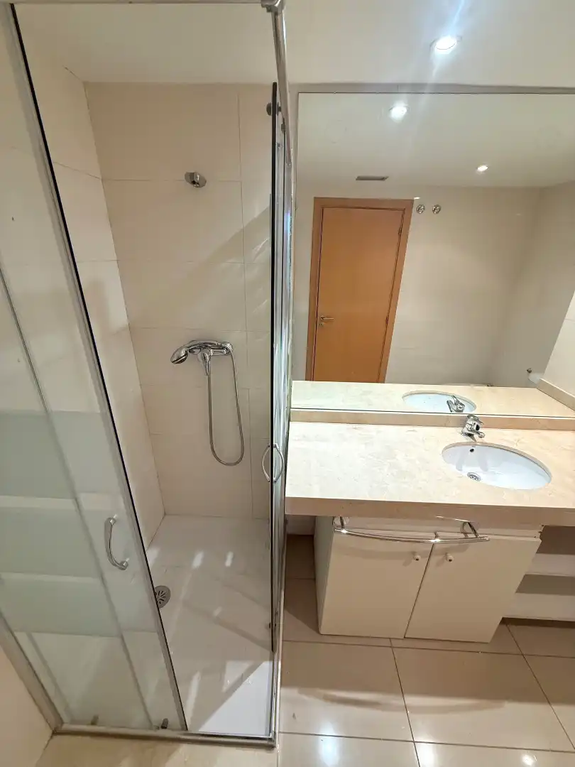 Bathroom of Flat for sale in L'Hospitalet de Llobregat  with Air Conditioner, Heating and Oven