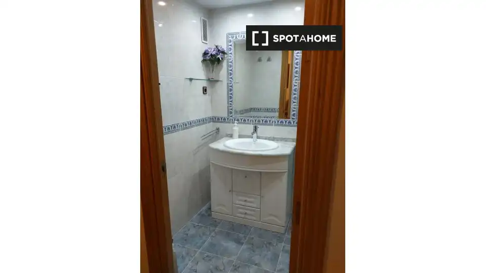 Bathroom of Flat for rent in Madrid  with Air Conditioner, Heating and Furnished