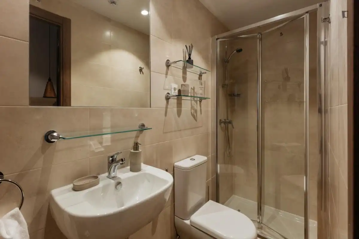 Badezimmer von Wohnung zur Miete in Donostia - San Sebastián  mit Klimaanlage, Möbliert und Internet
