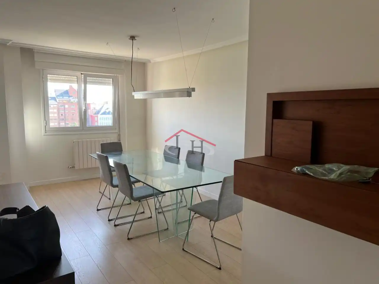 Menjador de Àtic de lloguer en León Capital  amb Calefacció, Parquet i Terrassa