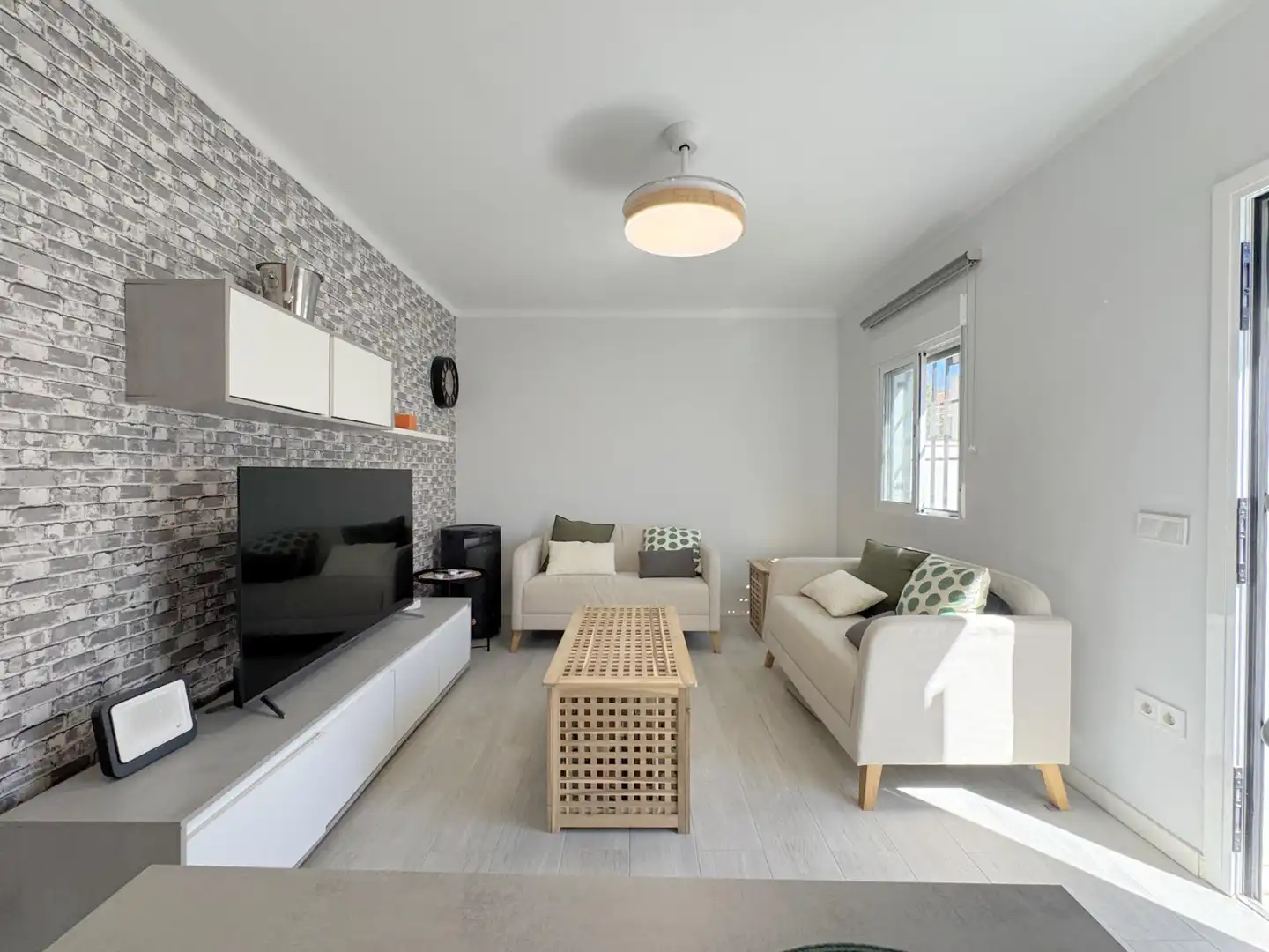 Sala d'estar de Casa adosada en venda en Sanchidrián amb Parquet, Moblat i Piscina comunitària
