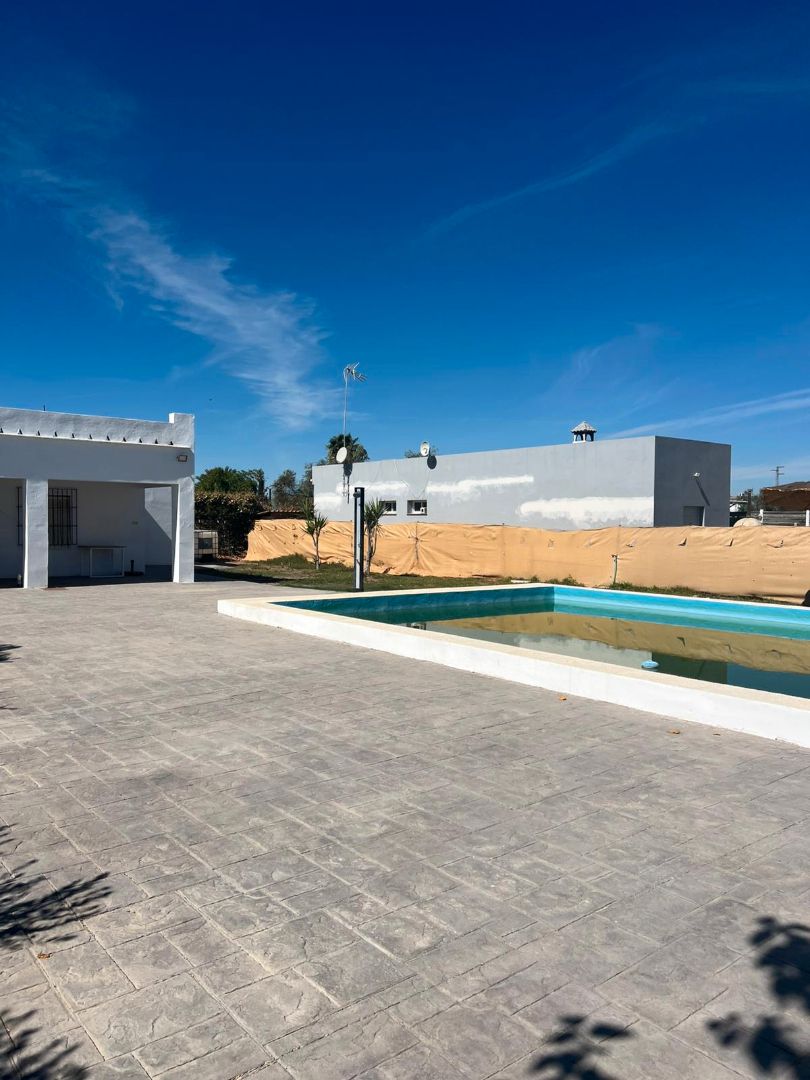 Piscina de Finca rústica en venda en Los Palacios y Villafranca amb Moblat