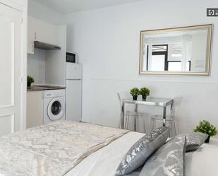 Bedroom of Study to share in  Madrid Capital  with Air Conditioner and Terrace