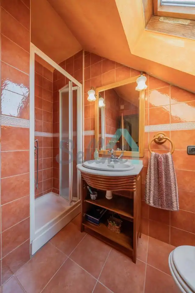 Bany de Casa o xalet en venda en Oviedo  amb Calefacció, Jardí privat i Parquet