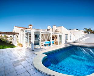 Vista exterior de Casa adosada en venda en Empuriabrava amb Aire condicionat, Jardí privat i Terrassa