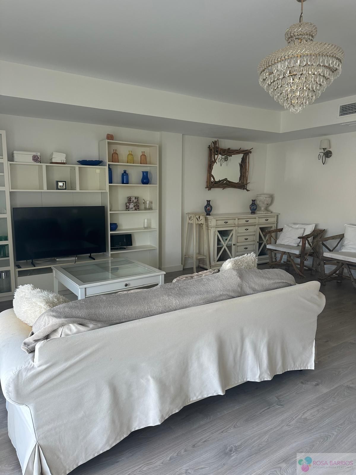 Sala d'estar de Dúplex en venda en Marbella amb Aire condicionat, Terrassa i Traster