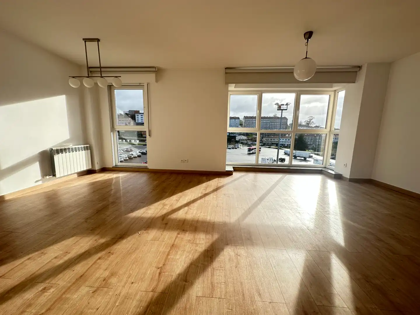 Sala d'estar de Pis de lloguer en Santiago de Compostela  amb Calefacció, Parquet i Forn