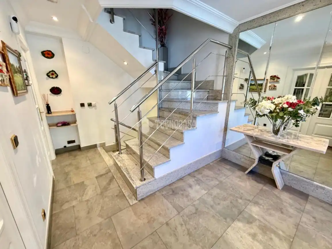 Casa adosada en venta en León Capital  con Parquet, Terraza y Amueblado