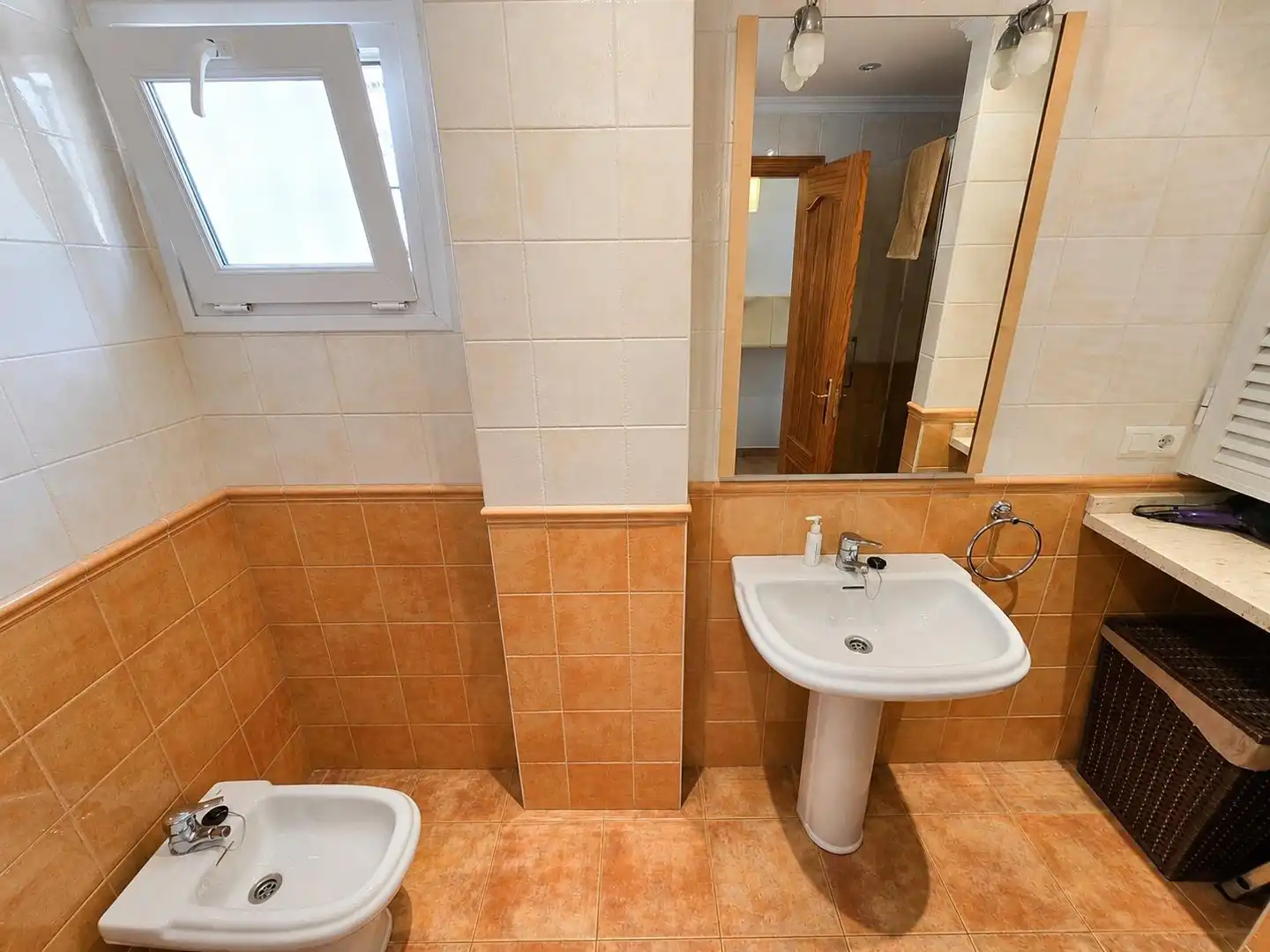 Bany de Planta baixa en venda en Nerja amb Aire condicionat, Terrassa i Moblat