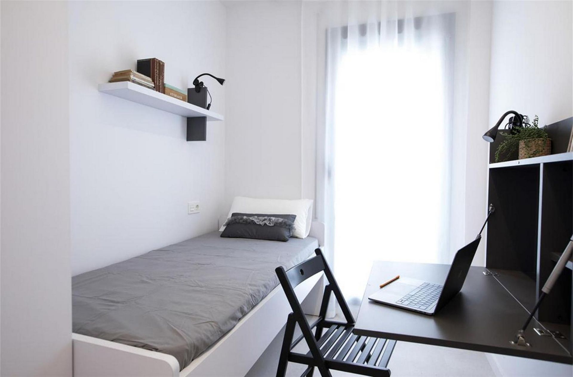 Dormitori de Pis de lloguer en Estepona amb Aire condicionat, Moblat i TV