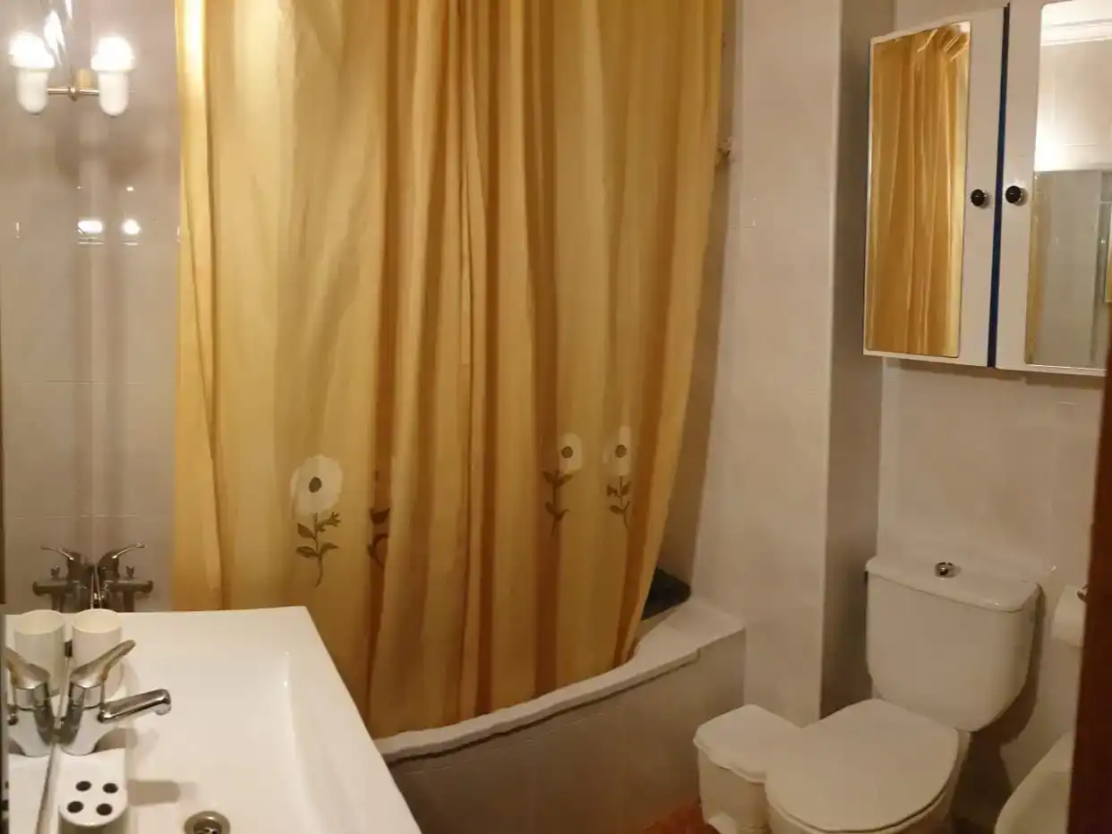 Badezimmer von Wohnung zur Miete in  Sevilla Capital mit Klimaanlage und Balkon