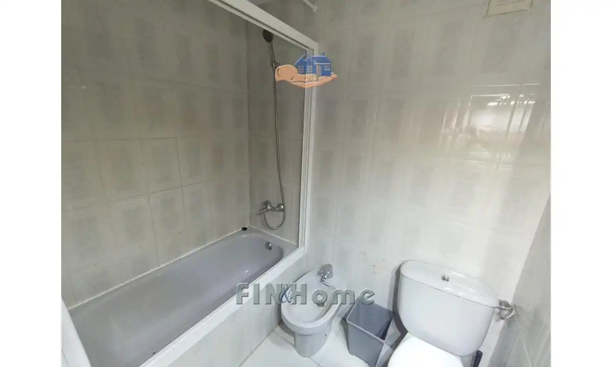 Bathroom of Flat for sale in Sevilla  with Air Conditioner, Heating and Terrace