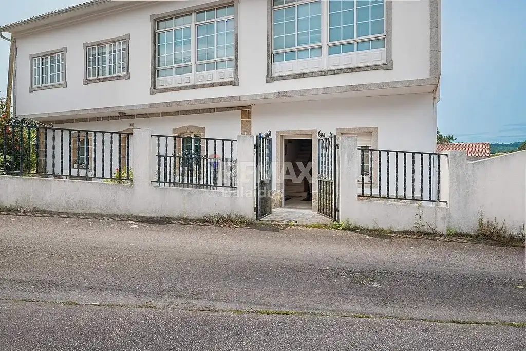 Vista exterior de Casa o xalet en venda en A Pobra do Caramiñal amb Calefacció, Jardí privat i Parquet