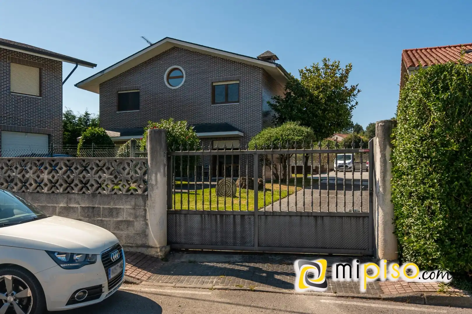 Vista exterior de Casa o xalet en venda en Bárcena de Cicero amb Calefacció, Jardí privat i Piscina