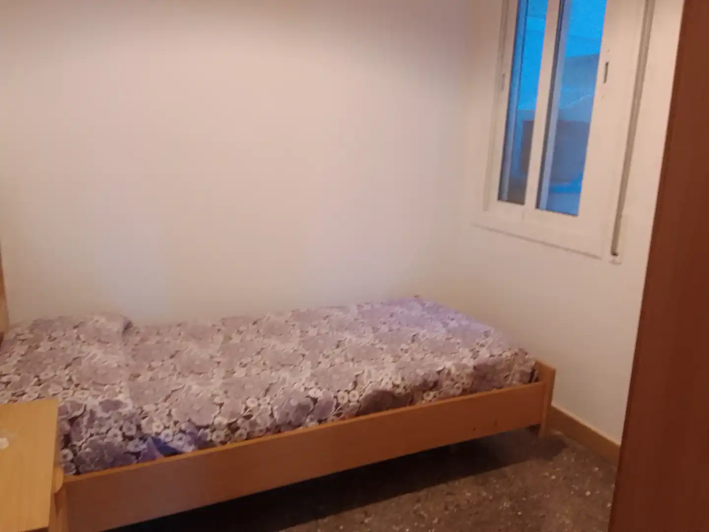 Dormitori de Pis de lloguer en Badalona amb Aire condicionat, Calefacció i Terrassa