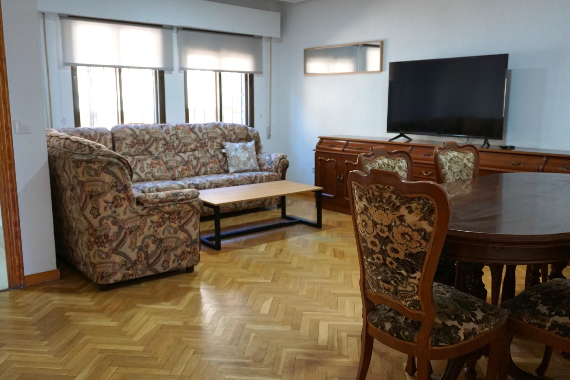 Living room of Flat to share in Ávila Capital  with Heating, Parquet flooring and Terrace