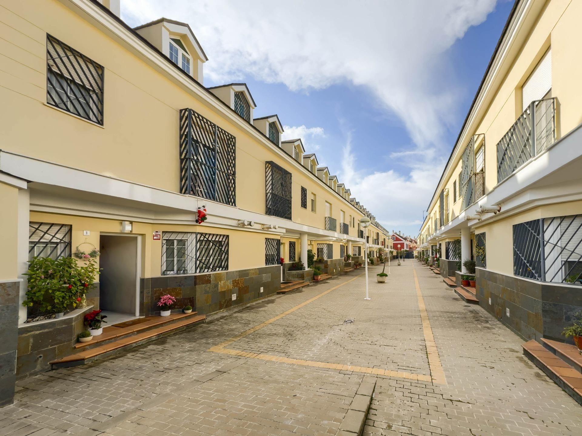 Vista exterior de Casa o xalet en venda en Montequinto amb Aire condicionat, Terrassa i Traster