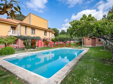 Xalet amb piscina en venda a Calle Tambre