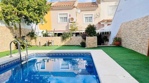 Foto 2 de Casa adosada en venta en Calle Calle Irlanda, 11, Distrito Zeta - Recinto Ferial Cortijo de Torres, Málaga