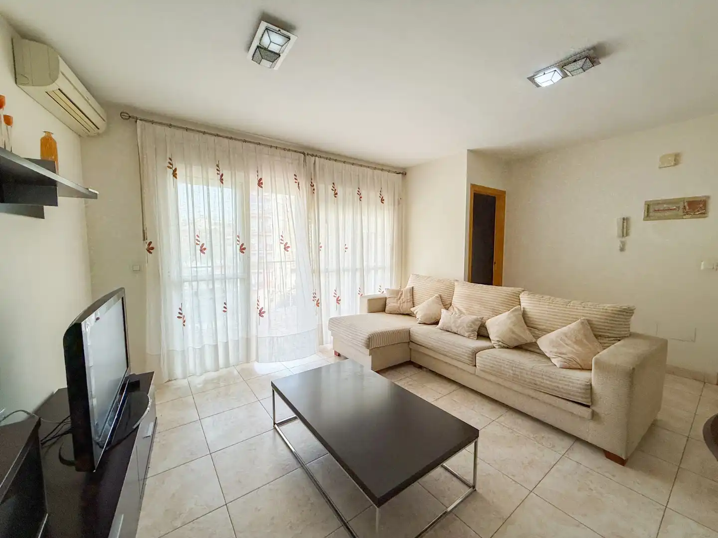 Sala de estar de Apartamento en venta en Águilas con Aire acondicionado, Terraza y Amueblado