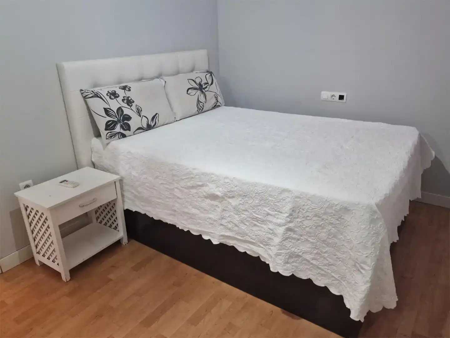 Dormitori de Apartament de lloguer en Churriana de la Vega amb Aire condicionat, Parquet i Piscina