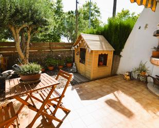 Jardí de Casa adosada en venda en Cubelles amb Terrassa i Balcó