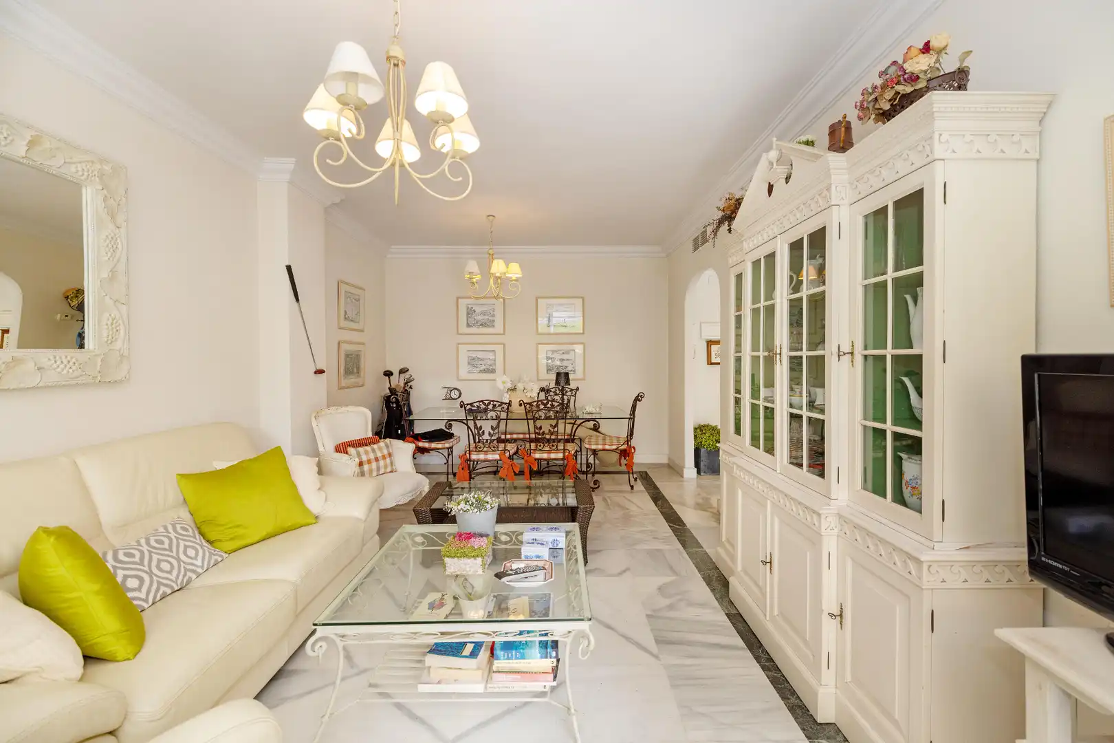 Wohnzimmer von Erdgeschoss zum Verkauf in Marbella mit Klimaanlage, Heizung und Terrasse