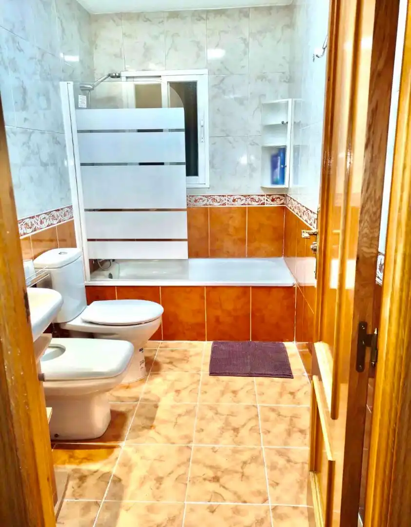 Badezimmer von Wohnung zur untervermieten in Valencia mit Klimaanlage, Heizung und Möbliert