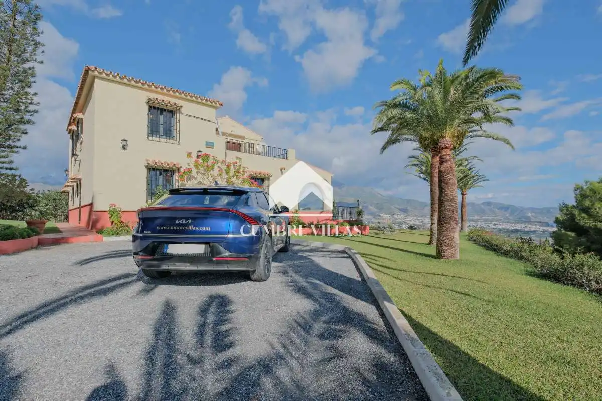 Vista exterior de Casa o xalet en venda en Nerja amb Jardí privat i Terrassa