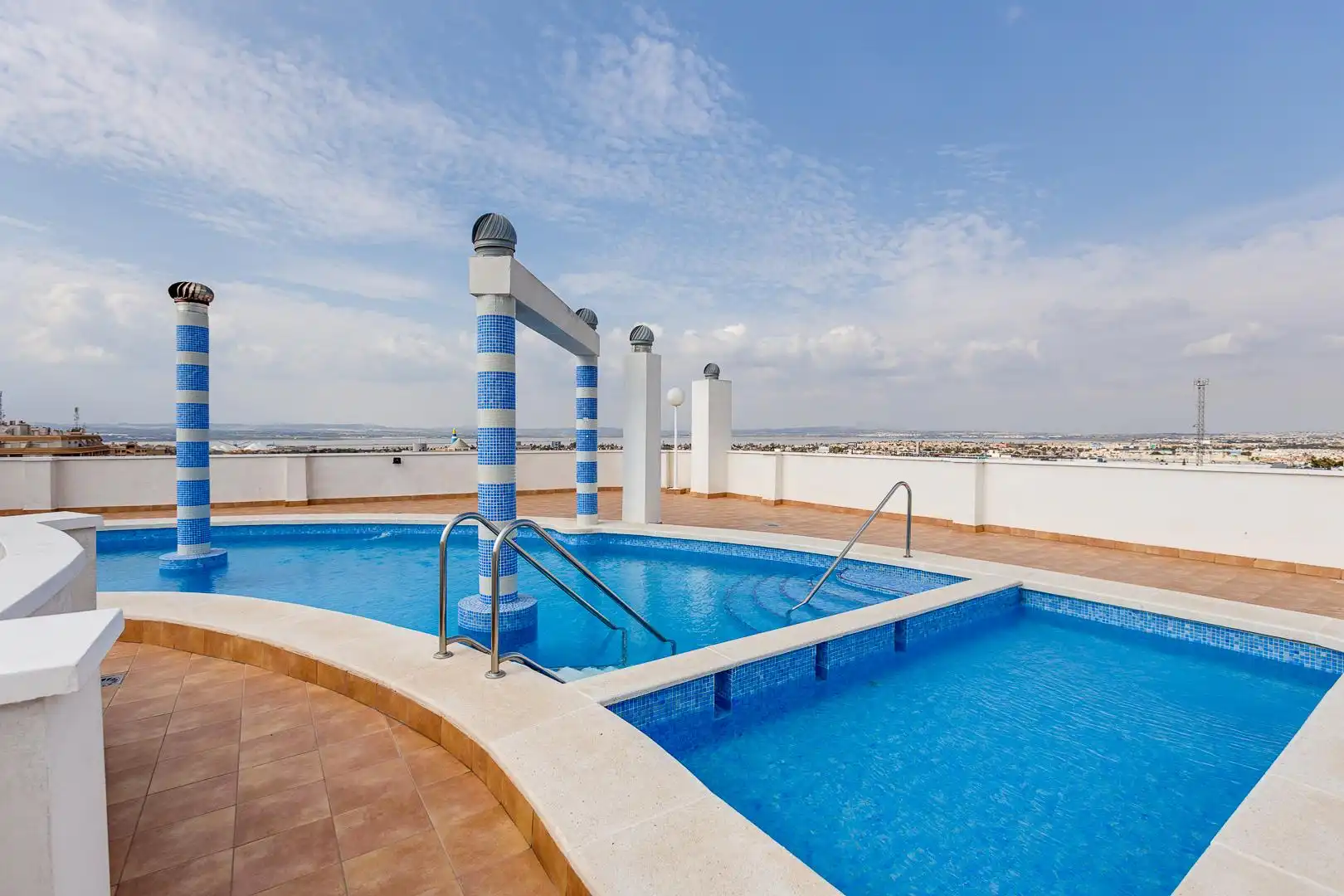 Piscina de Apartamento en venta en Torrevieja con Terraza, Amueblado y Piscina comunitaria