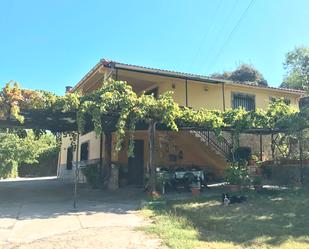 Vista exterior de Casa o xalet en venda en Casas del Castañar amb Aire condicionat, Calefacció i Jardí privat