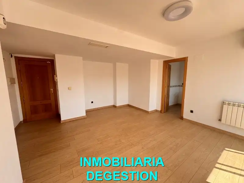 Dachboden zum Verkauf in Linares mit Klimaanlage, Heizung und Parkett